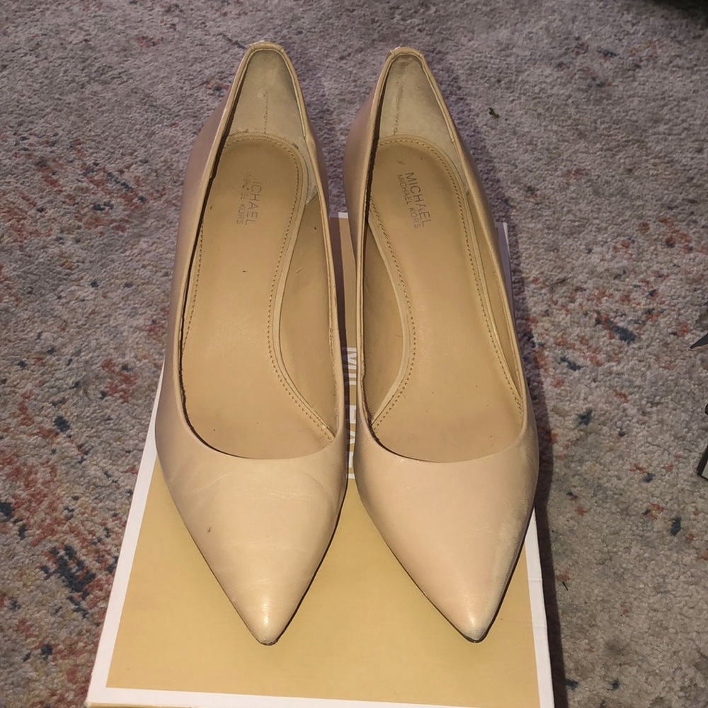 Women's MK kitten heel nude pumps. Sz 8 Womens